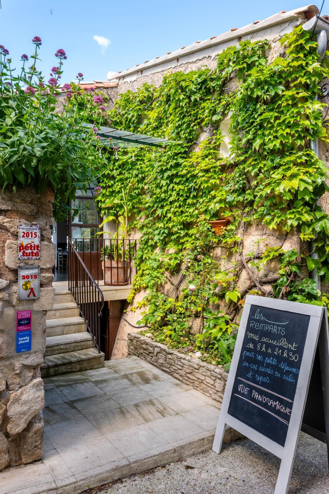 Hotel Restaurant Les Remparts Venasque Exteriér fotografie